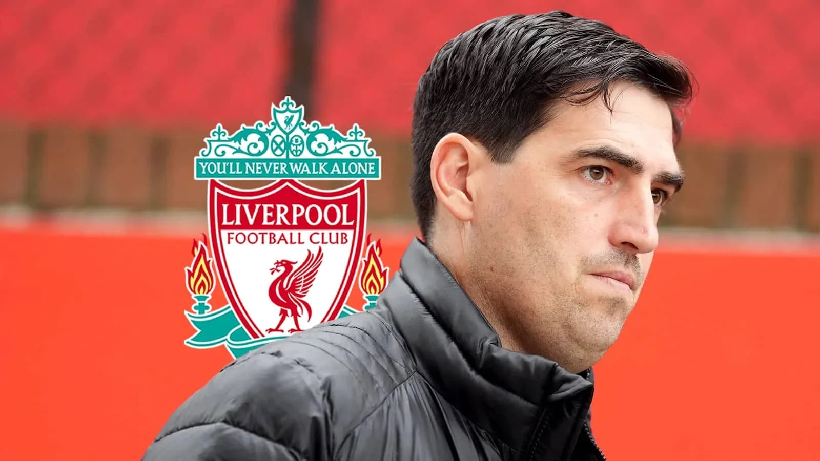 Entrenador de Liverpool en el fondo del estadio Entrenador de Liverpool en el fondo del estadio