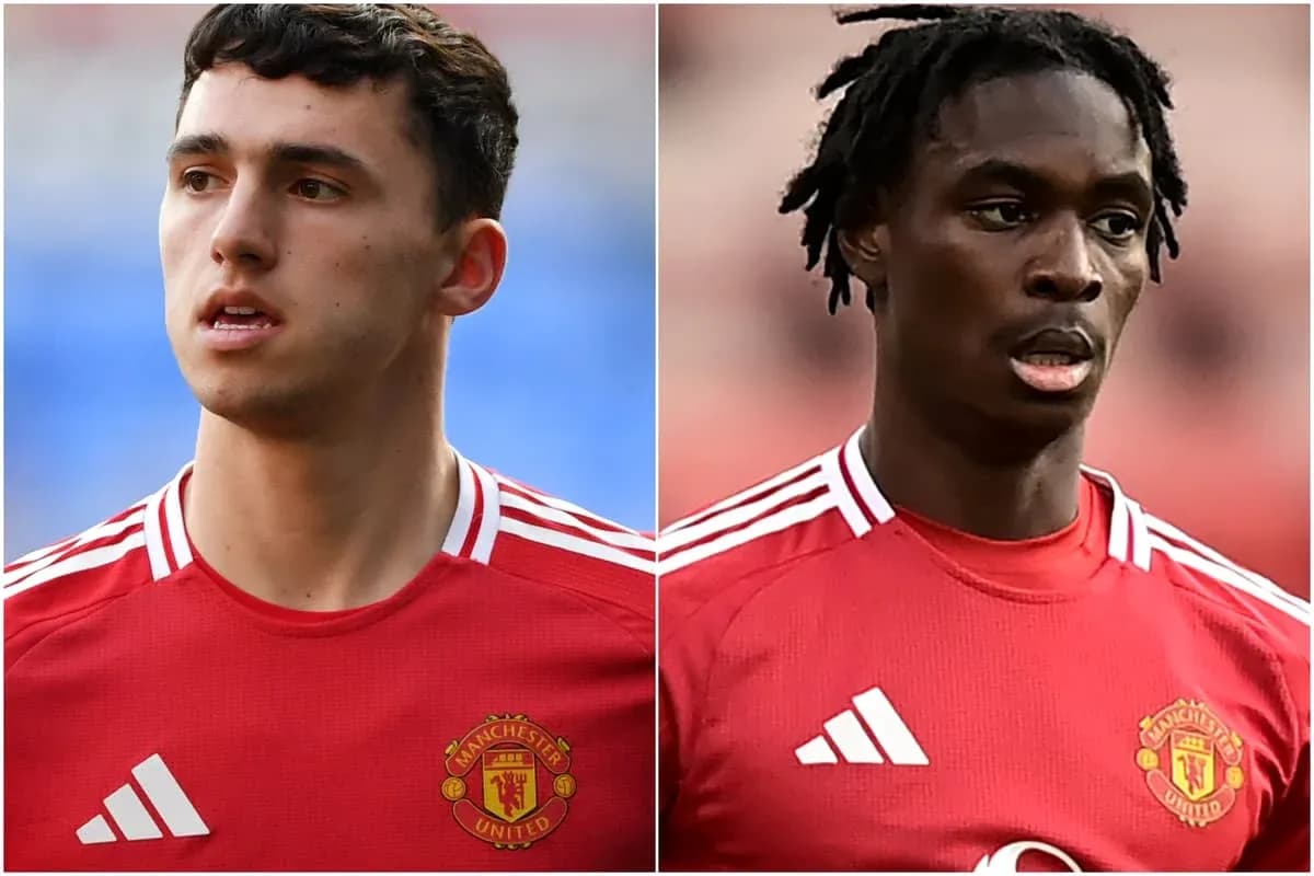 Dos jugadores de Manchester United en uniforme rojo Dos jugadores de Manchester United en uniforme rojo