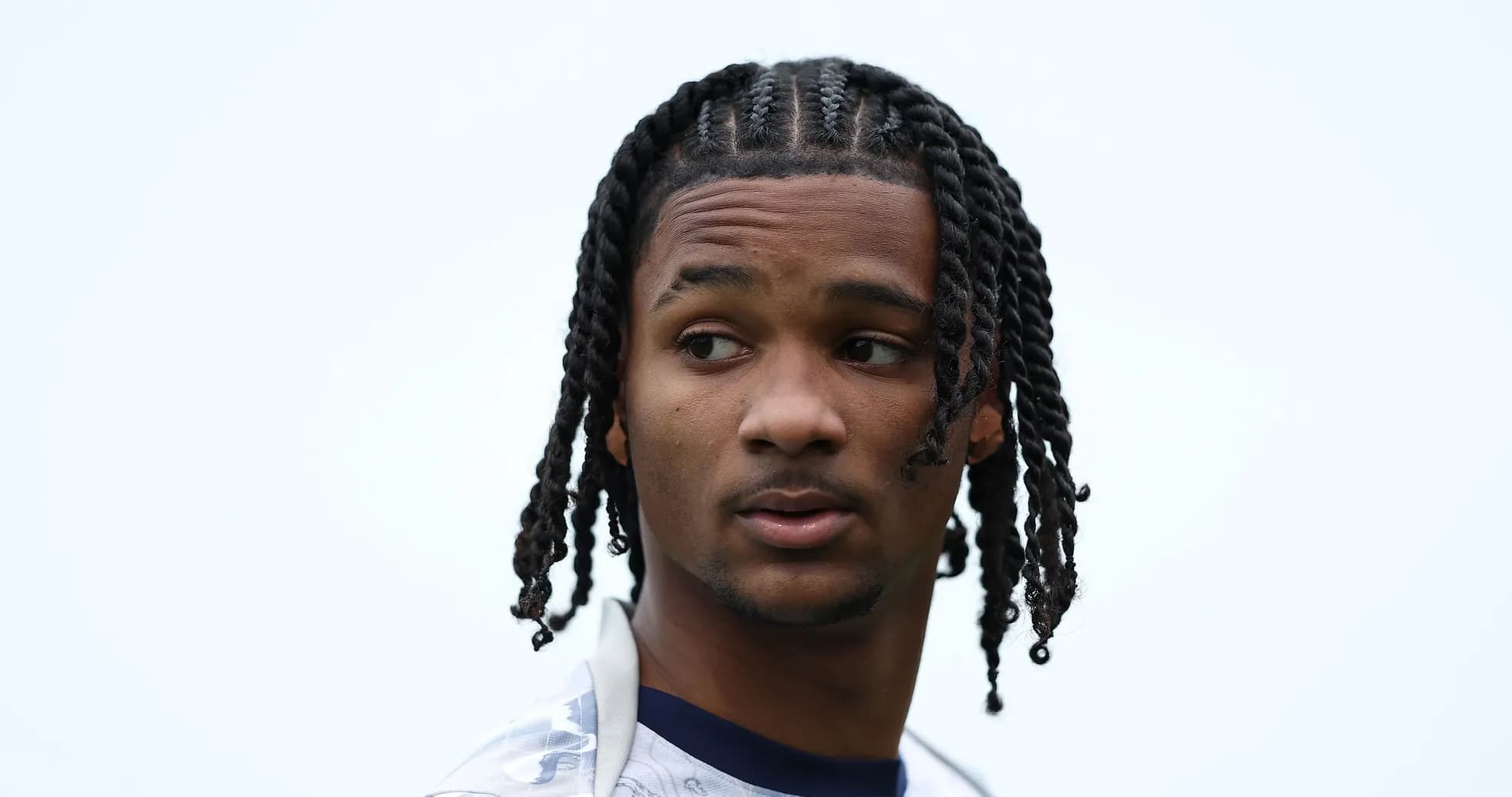 Jugador con trenzas mirando hacia un lado Jugador con trenzas mirando hacia un lado