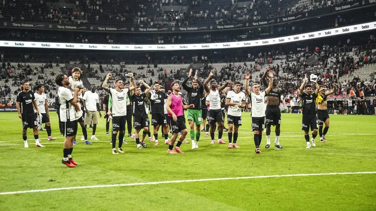 Jugadores de Beşiktaş celebrando la victoria Jugadores de Beşiktaş celebrando la victoria