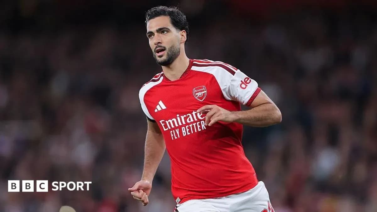 Jugador de Arsenal corriendo en el campo Jugador de Arsenal corriendo en el campo