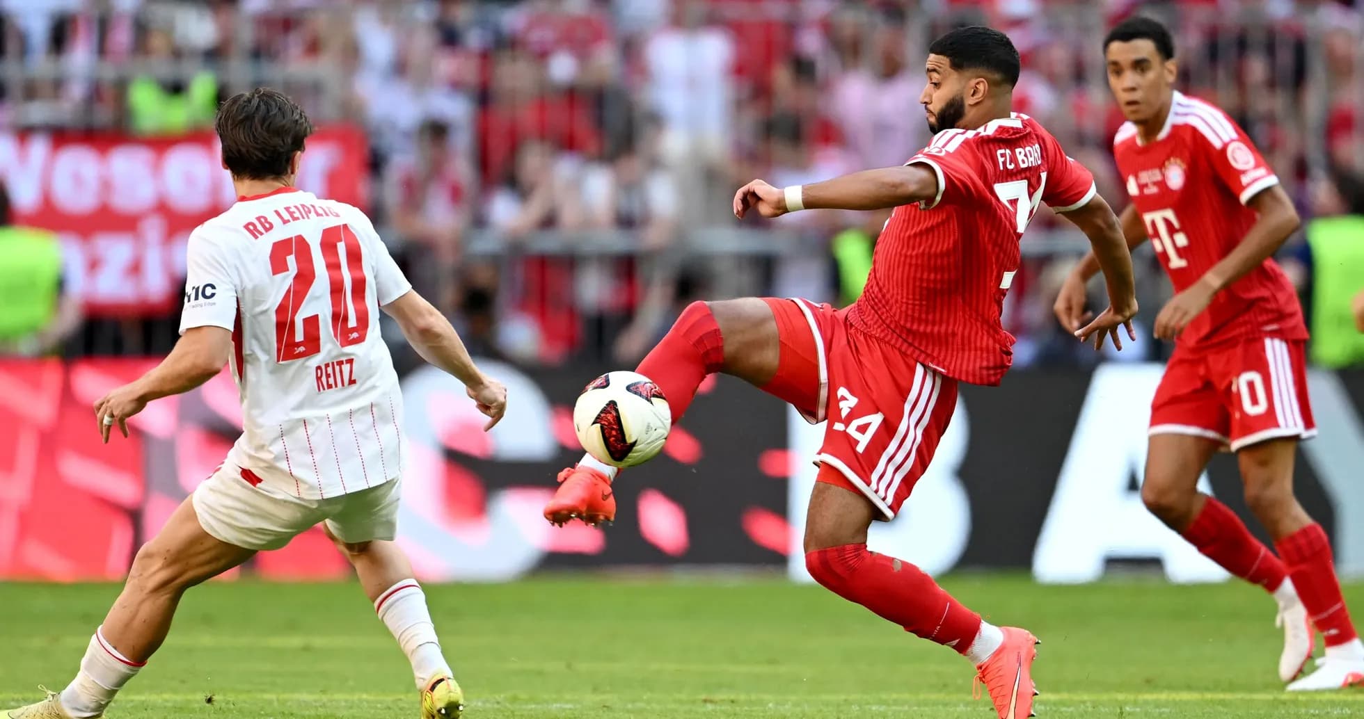 Jugador de FC Bayern en acción durante el partido Jugador de FC Bayern en acción durante el partido