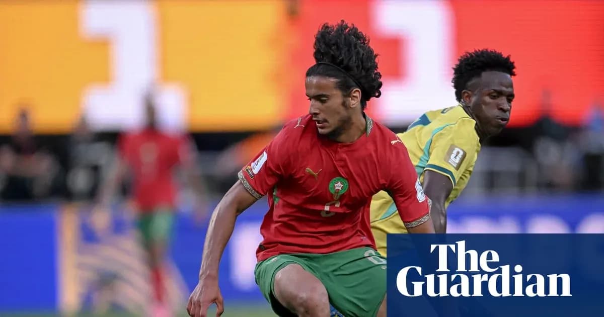 Jugador de Marruecos compitiendo por el balón Jugador de Marruecos compitiendo por el balón