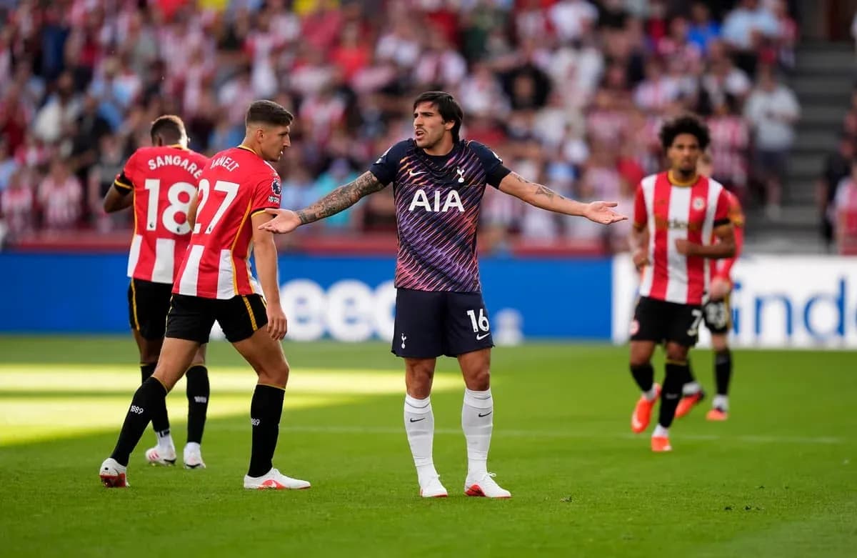 Jugadores de Tottenham y Brentford discutiendo en el campo Jugadores de Tottenham y Brentford discutiendo en el campo