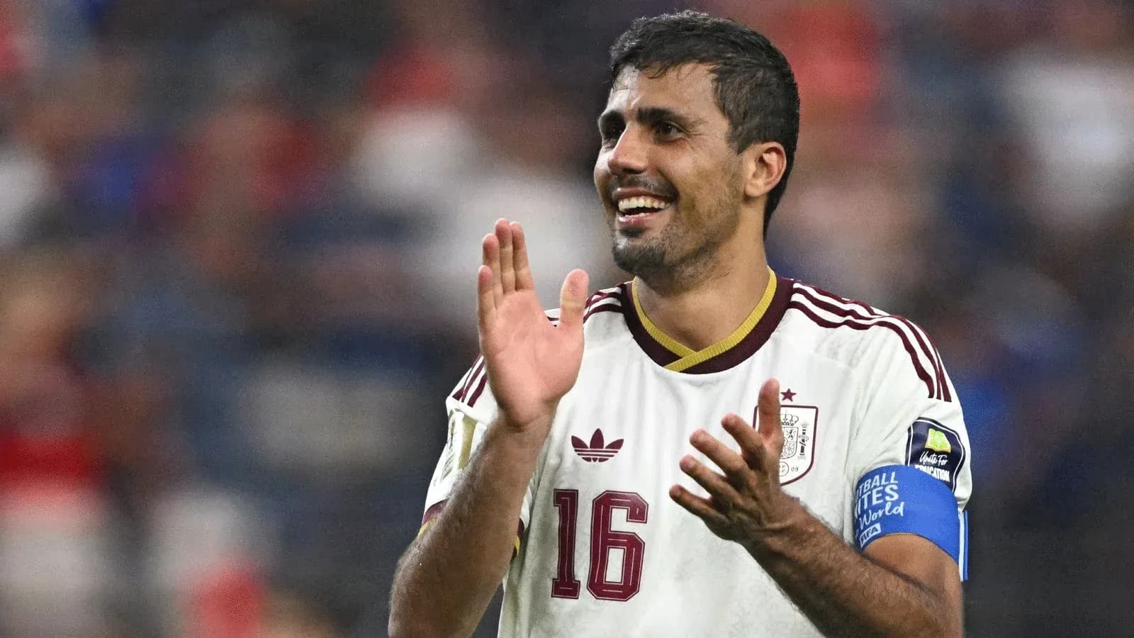 Jugador español aplaudiendo durante el partido Jugador español aplaudiendo durante el partido
