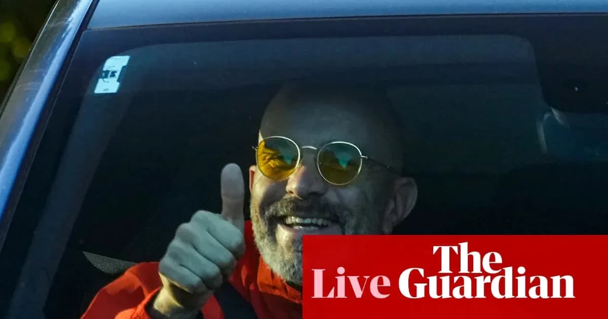 Hombre sonriendo y haciendo un gesto de pulgar arriba Hombre sonriendo y haciendo un gesto de pulgar arriba