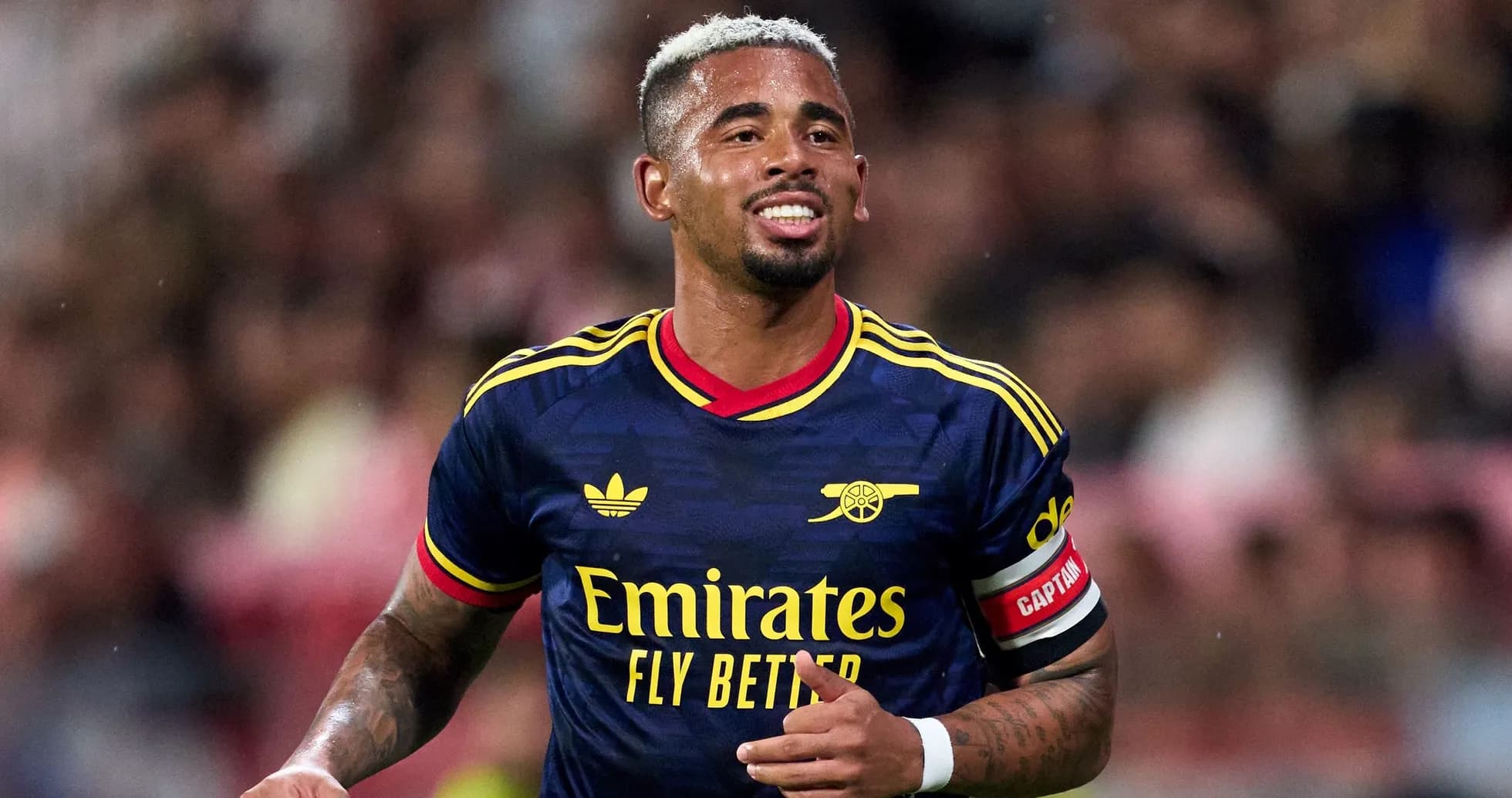 Jugador de Arsenal con camiseta y brazalete de capitán Jugador de Arsenal con camiseta y brazalete de capitán