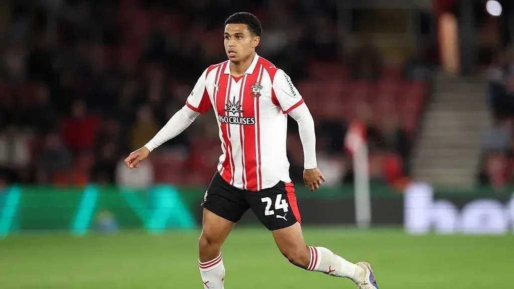 Jugador de Southampton corriendo en el campo Jugador de Southampton corriendo en el campo