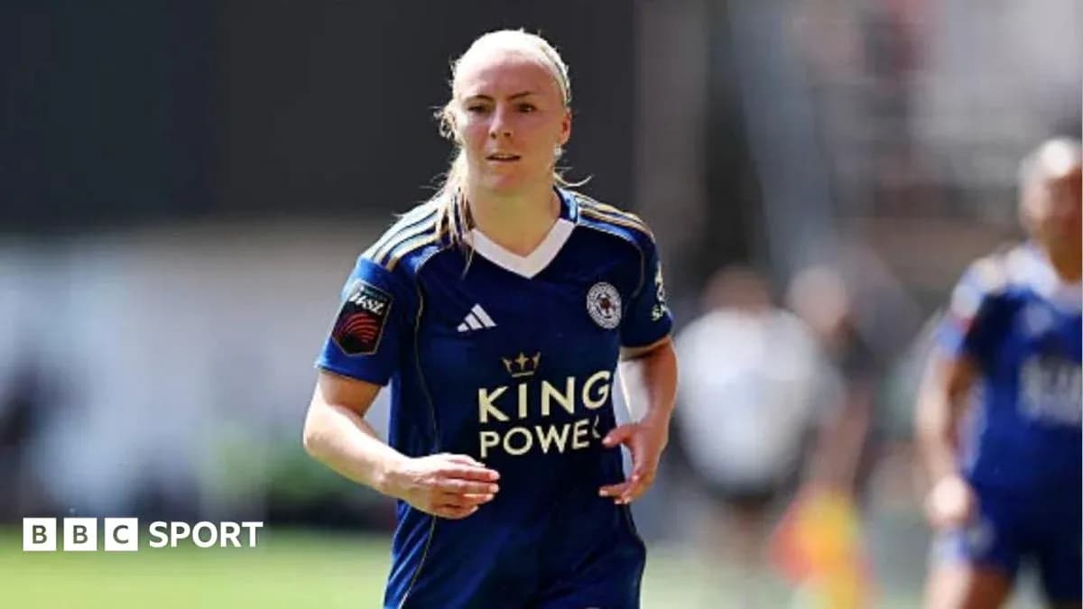 Jugadora de fútbol corriendo en uniforme de Leicester City Jugadora de fútbol corriendo en uniforme de Leicester City