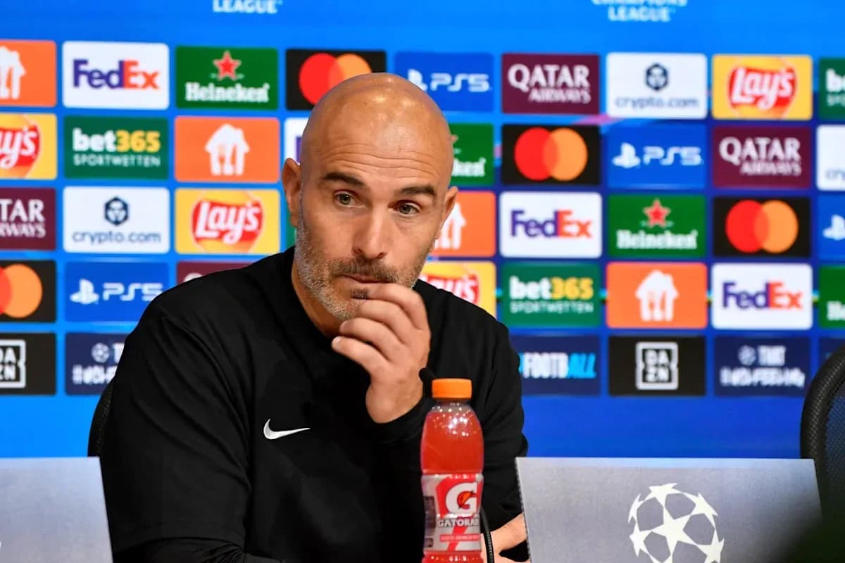 Entrenador en conferencia de prensa antes del partido Entrenador en conferencia de prensa antes del partido
