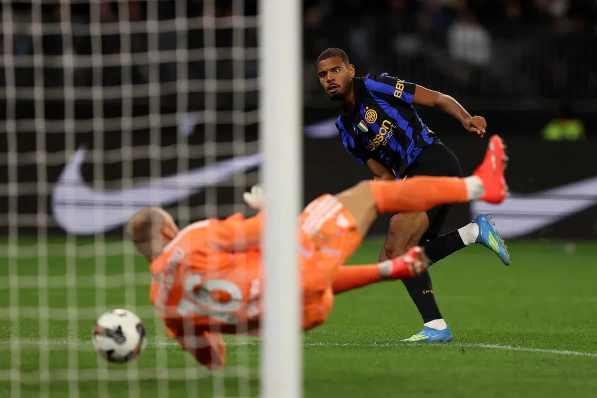 Jugador de Inter lanzando un penalti contra el portero Jugador de Inter lanzando un penalti contra el portero