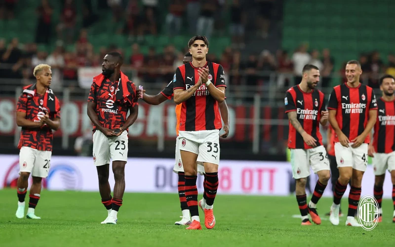 Jugadores del AC Milan celebrando en el campo Jugadores del AC Milan celebrando en el campo