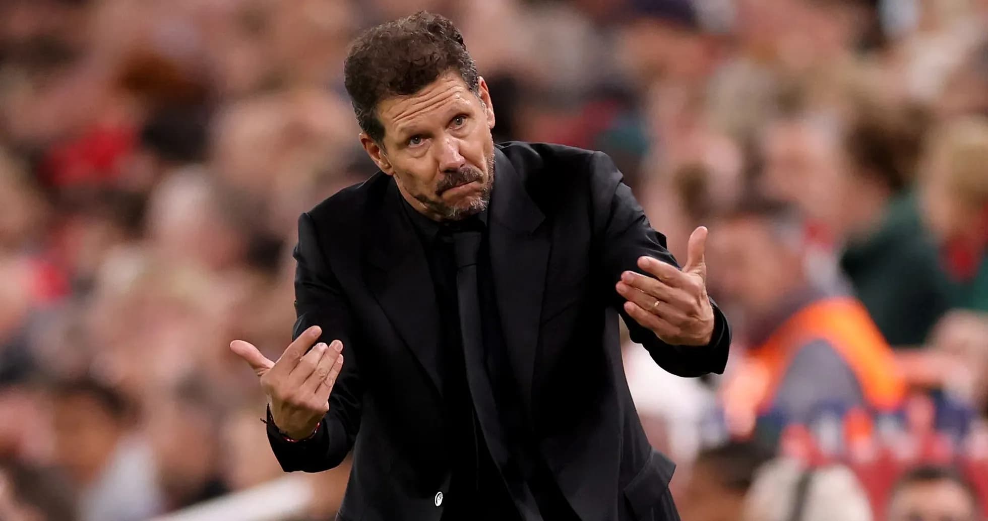 Entrenador gesticulando durante un partido de fútbol Entrenador gesticulando durante un partido de fútbol