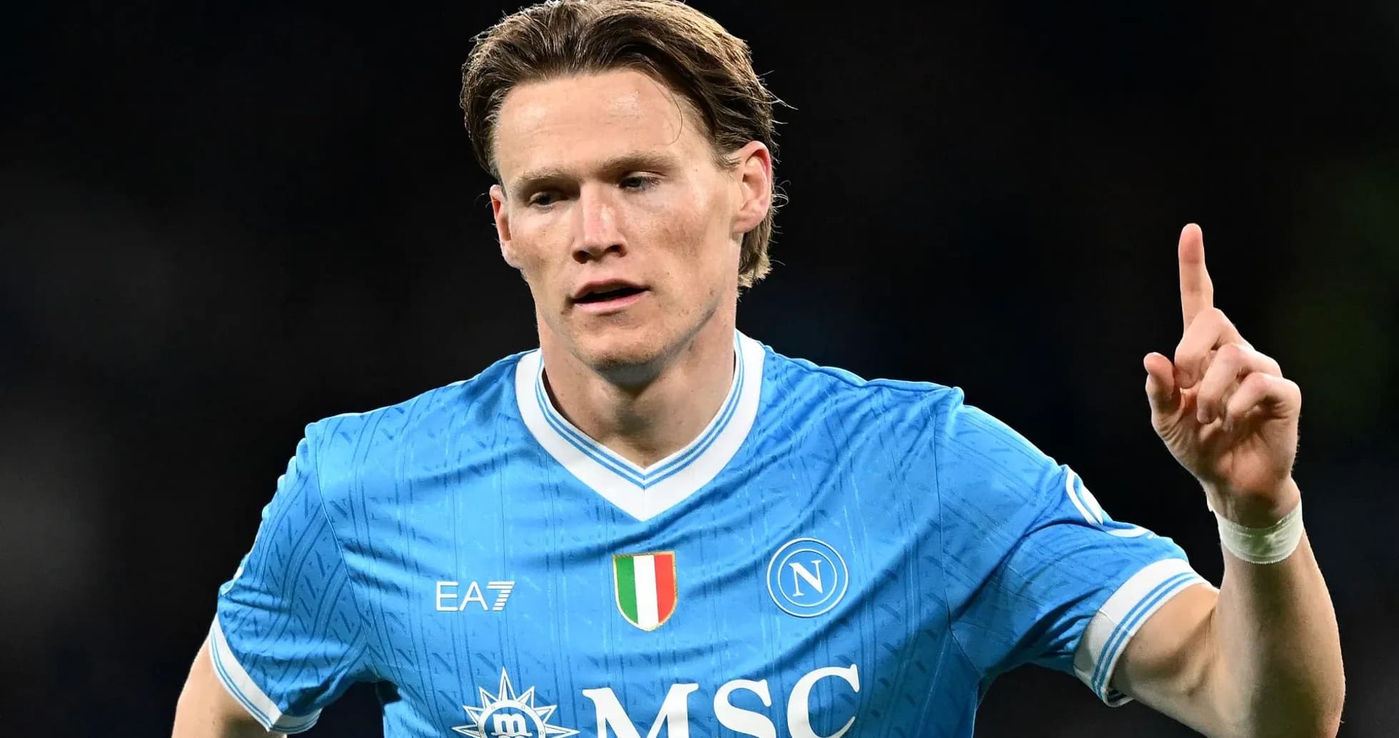 Jugador de Napoli señalando después de anotar un gol Jugador de Napoli señalando después de anotar un gol