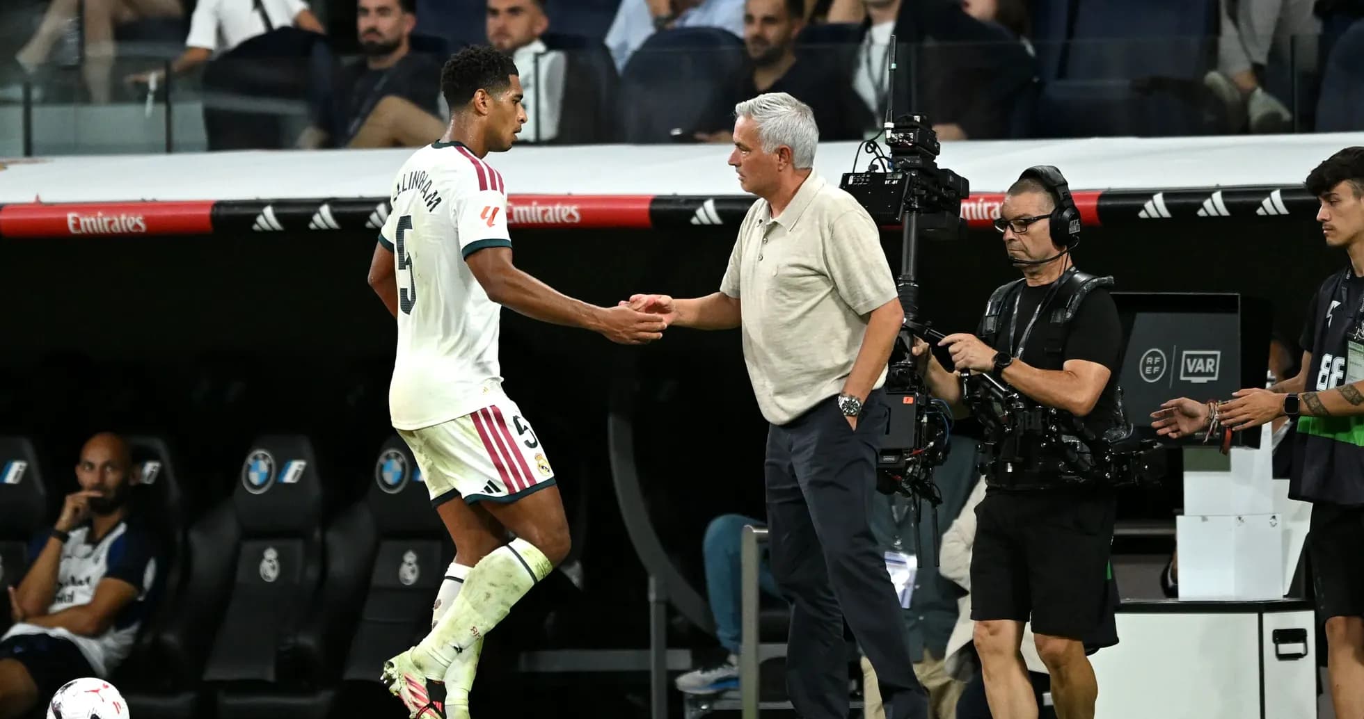Jugador saludando al entrenador en el banquillo Jugador saludando al entrenador en el banquillo