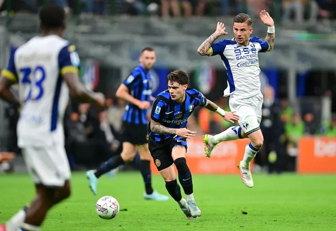 Jugador de Inter en acción contra Hellas Verona Jugador de Inter en acción contra Hellas Verona