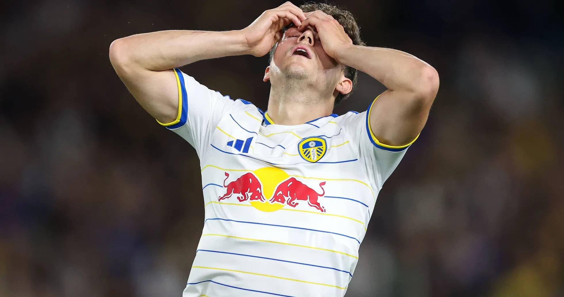 Jugador de Leeds United con frustración tras jugada Jugador de Leeds United con frustración tras jugada