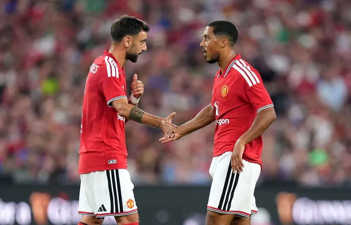 Jugadores de Manchester United conversando durante partido Jugadores de Manchester United conversando durante partido