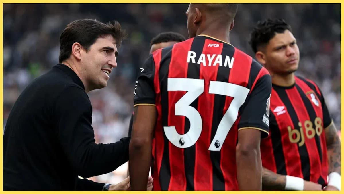 Entrenador hablando con jugadores de Bournemouth en el campo Entrenador hablando con jugadores de Bournemouth en el campo