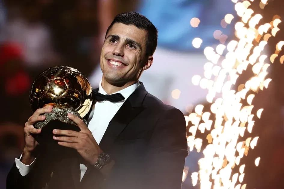 Jugador sosteniendo el Balón de Oro con fuegos artificiales Jugador sosteniendo el Balón de Oro con fuegos artificiales