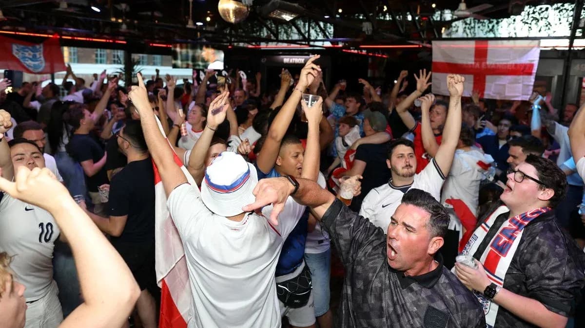 Aficionados de Inglaterra animando en un bar Aficionados de Inglaterra animando en un bar
