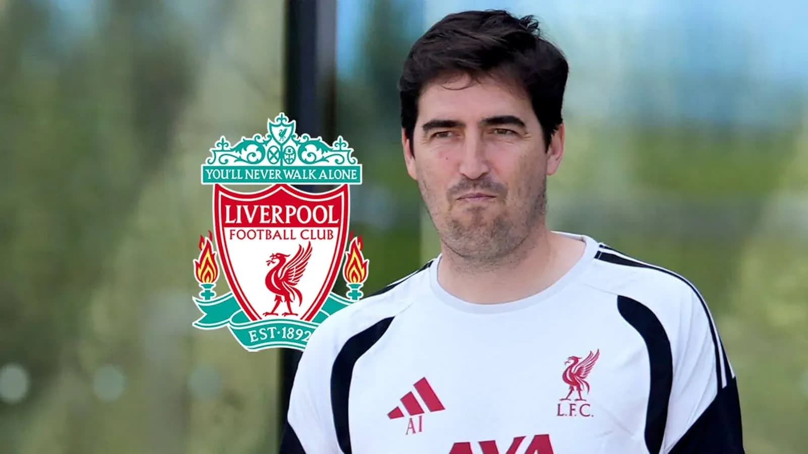 Entrenador de Liverpool en campo de entrenamiento Entrenador de Liverpool en campo de entrenamiento