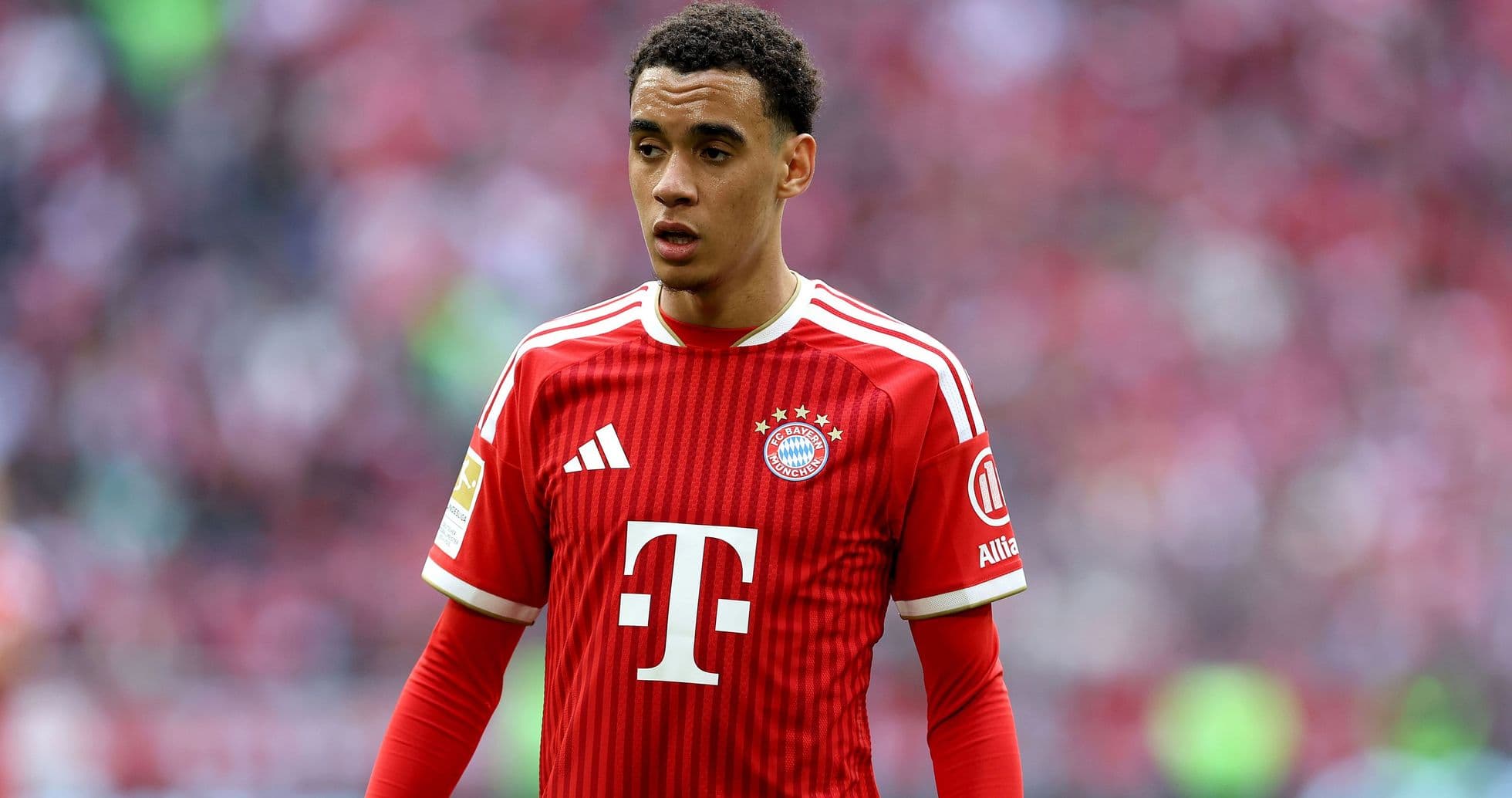 Jugador de Bayern Múnich en uniforme rojo durante partido Jugador de Bayern Múnich en uniforme rojo durante partido