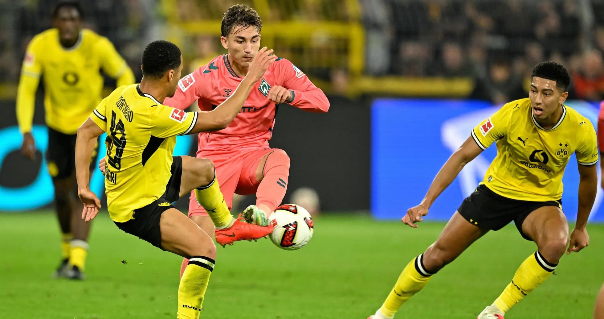 Jugadores de Dortmund y Werder Bremen disputando el balón Jugadores de Dortmund y Werder Bremen disputando el balón