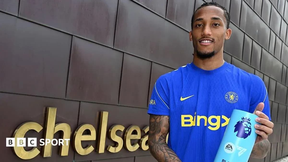 Jugador de Chelsea mostrando trofeo de Premier League Jugador de Chelsea mostrando trofeo de Premier League