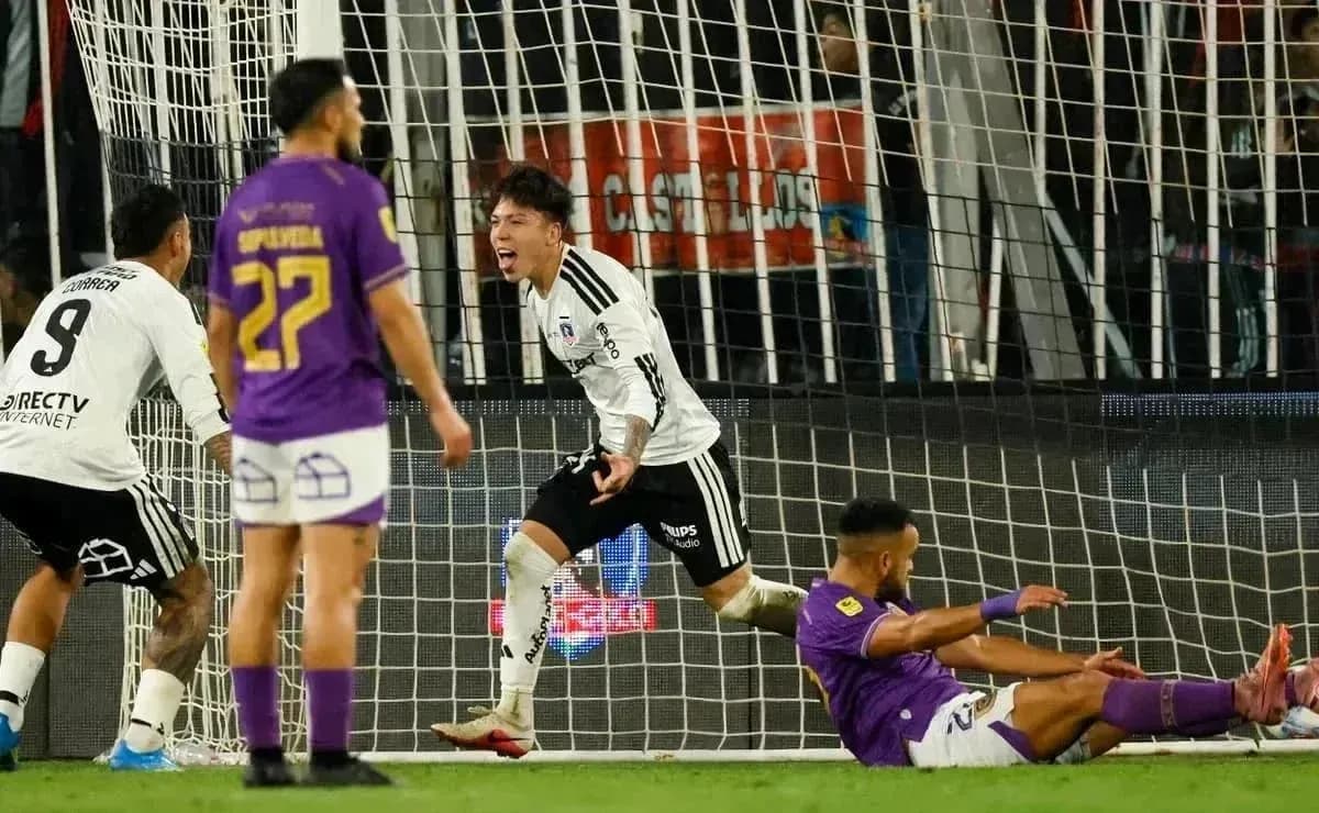 Jugador de Colo Colo celebra un gol Jugador de Colo Colo celebra un gol