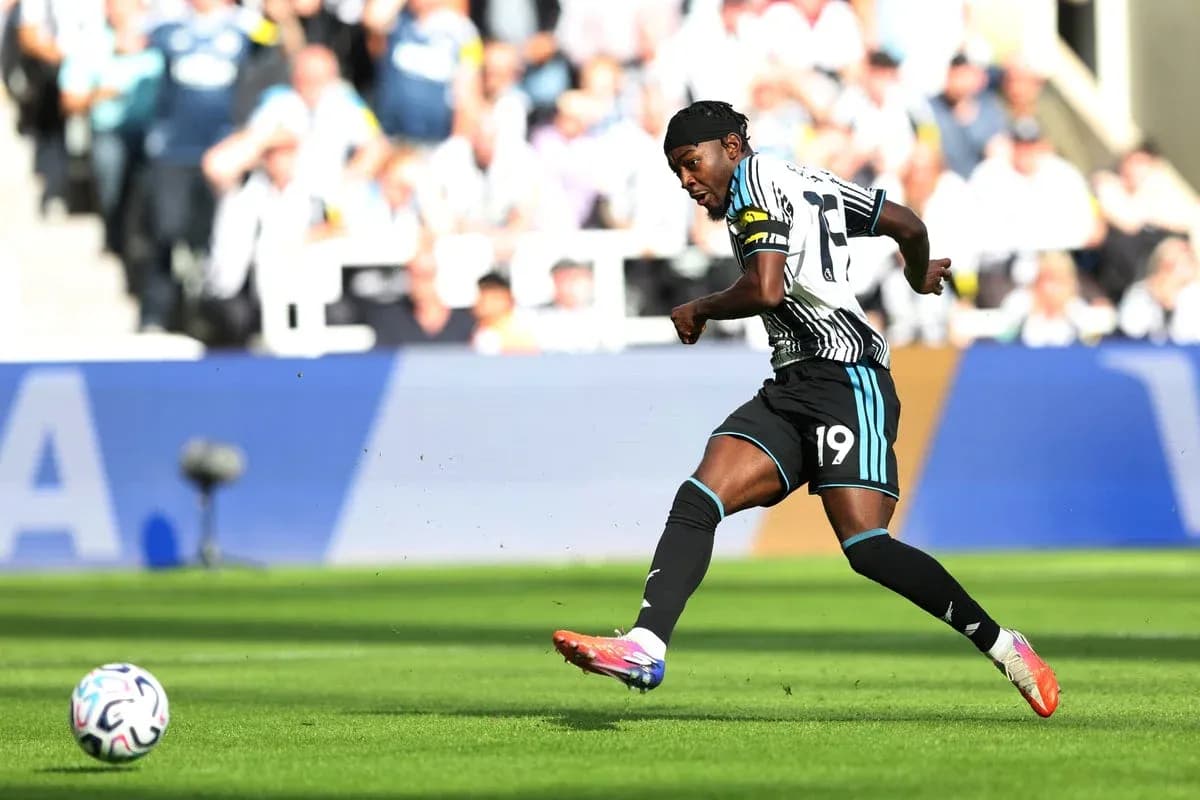 Jugador de Newcastle United pateando el balón en el campo Jugador de Newcastle United pateando el balón en el campo
