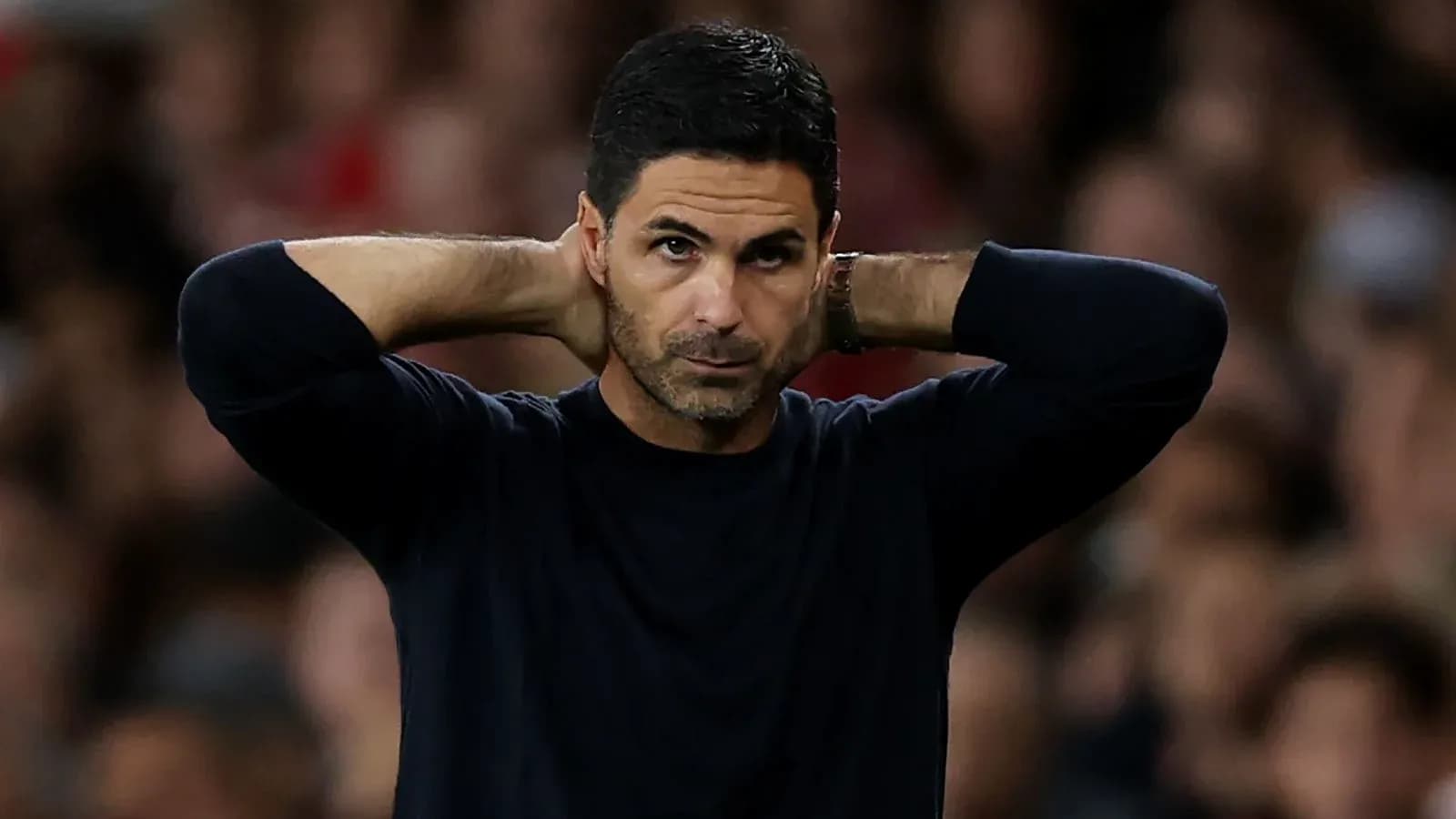Entrenador con manos en la cabeza durante el partido Entrenador con manos en la cabeza durante el partido