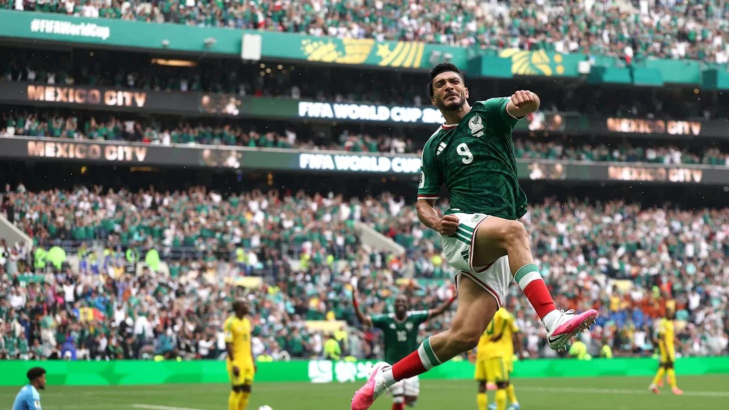 Jugador de México celebra un gol en el Mundial Jugador de México celebra un gol en el Mundial