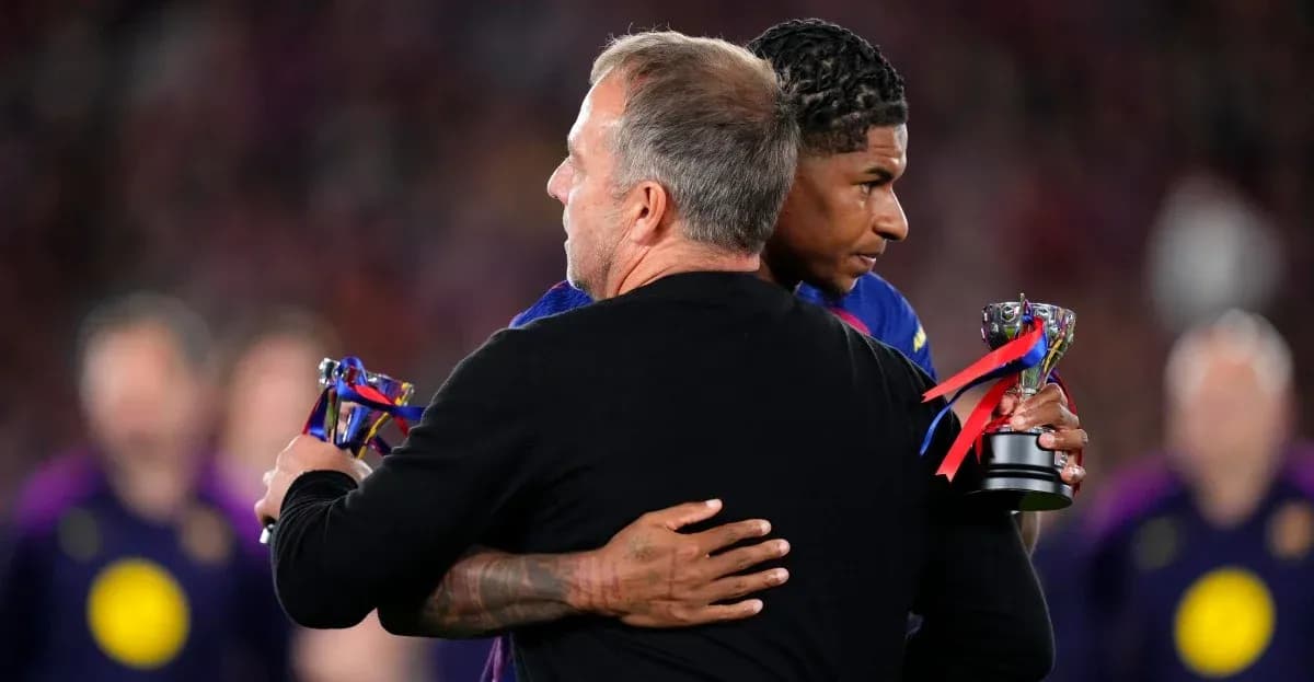 Entrenador abrazando a jugador con trofeo en mano Entrenador abrazando a jugador con trofeo en mano