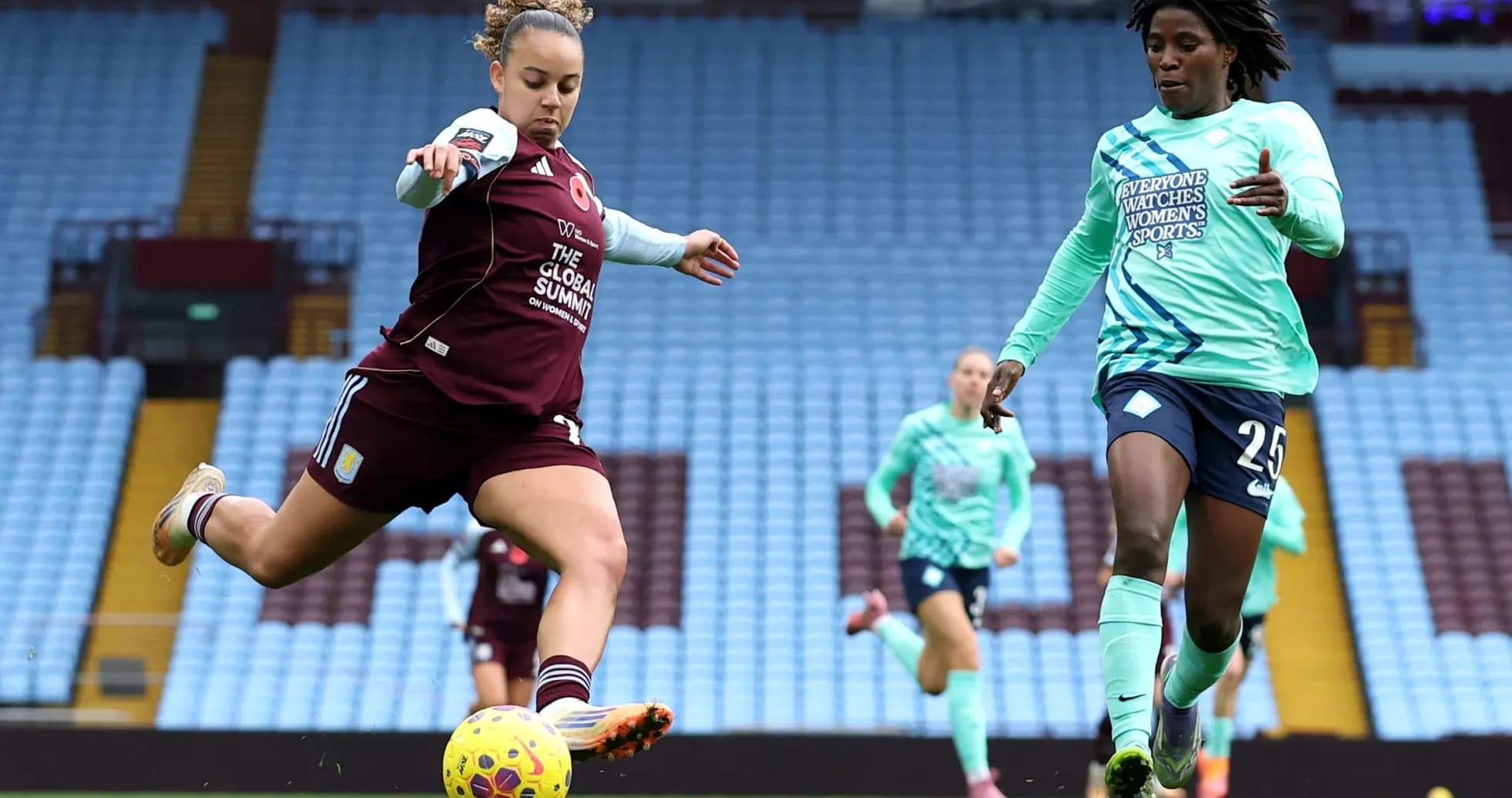 Jugadora de Aston Villa pateando el balón Jugadora de Aston Villa pateando el balón