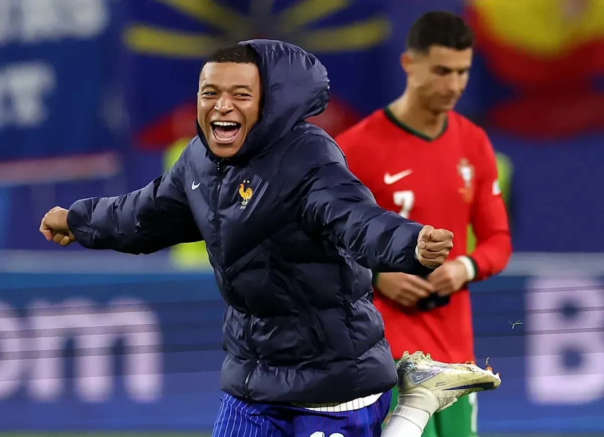 Jugador de Francia celebrando en el campo de juego Jugador de Francia celebrando en el campo de juego