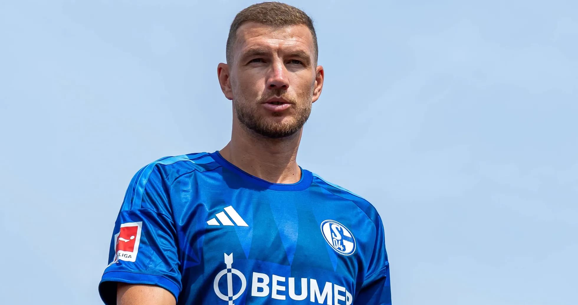 Jugador de Schalke 04 en uniforme azul frente al cielo Jugador de Schalke 04 en uniforme azul frente al cielo
