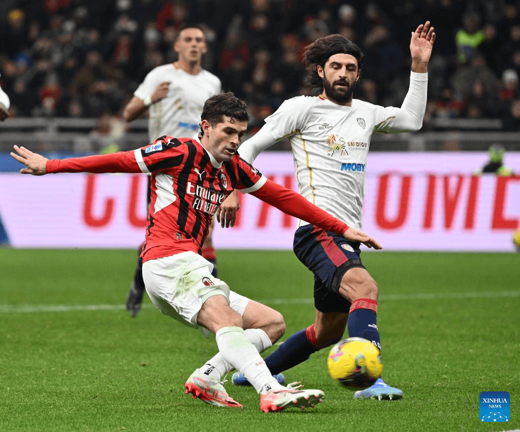 Jugador de AC Milan en acción contra Cagliari Jugador de AC Milan en acción contra Cagliari