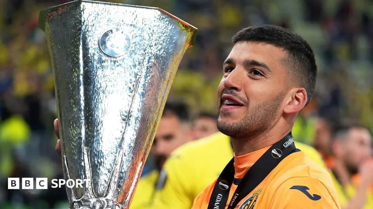 Jugador sosteniendo el trofeo de la Europa League Jugador sosteniendo el trofeo de la Europa League