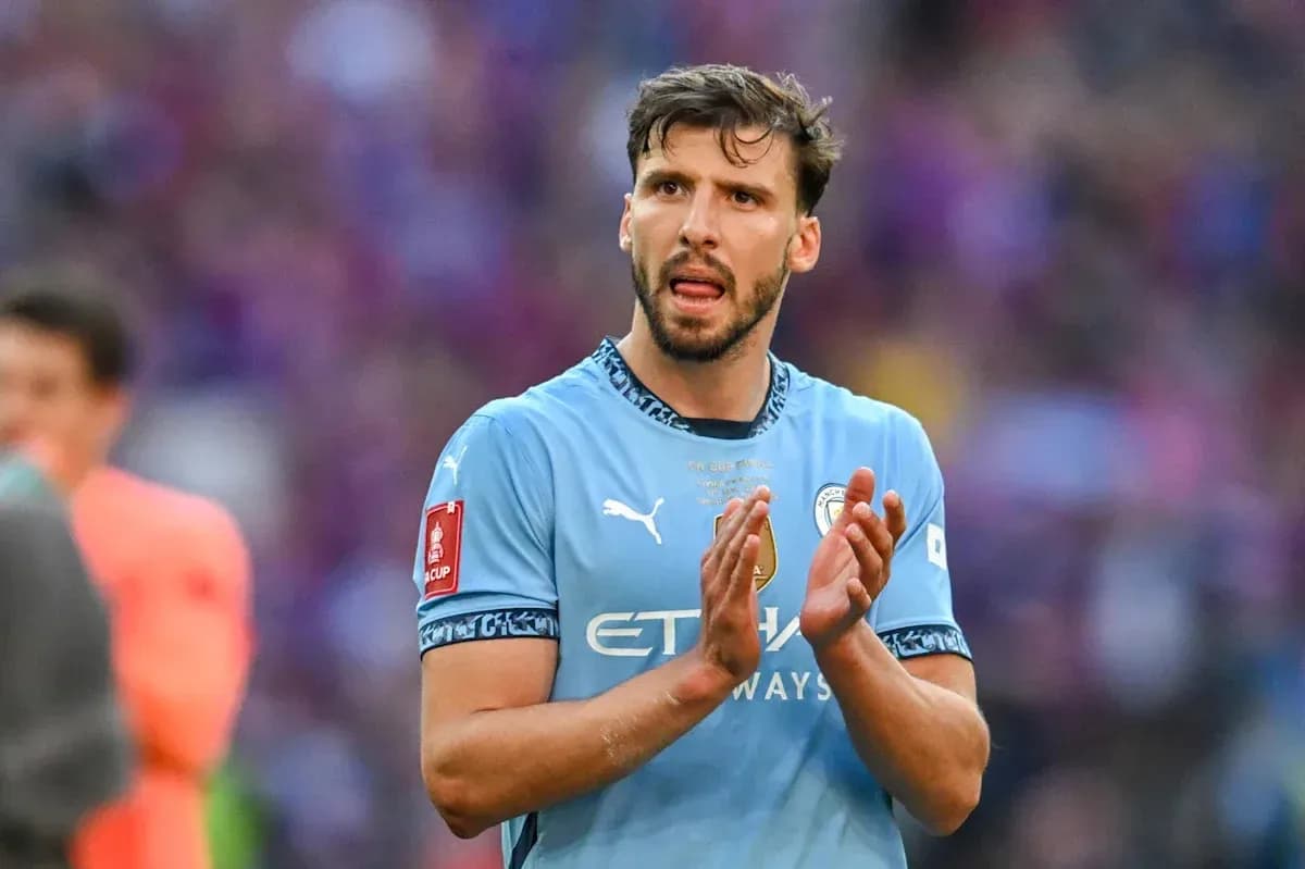 Jugador de Manchester City aplaudiendo en el campo Jugador de Manchester City aplaudiendo en el campo