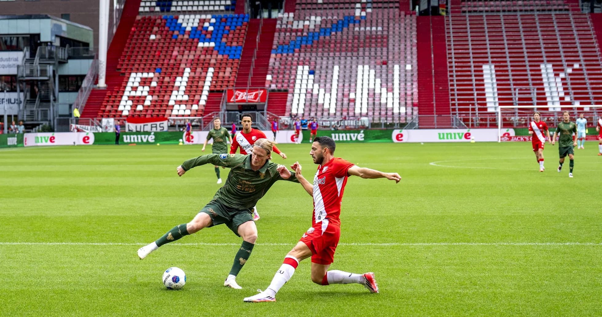 Jugador intentando driblar mientras es desafiado Jugador intentando driblar mientras es desafiado