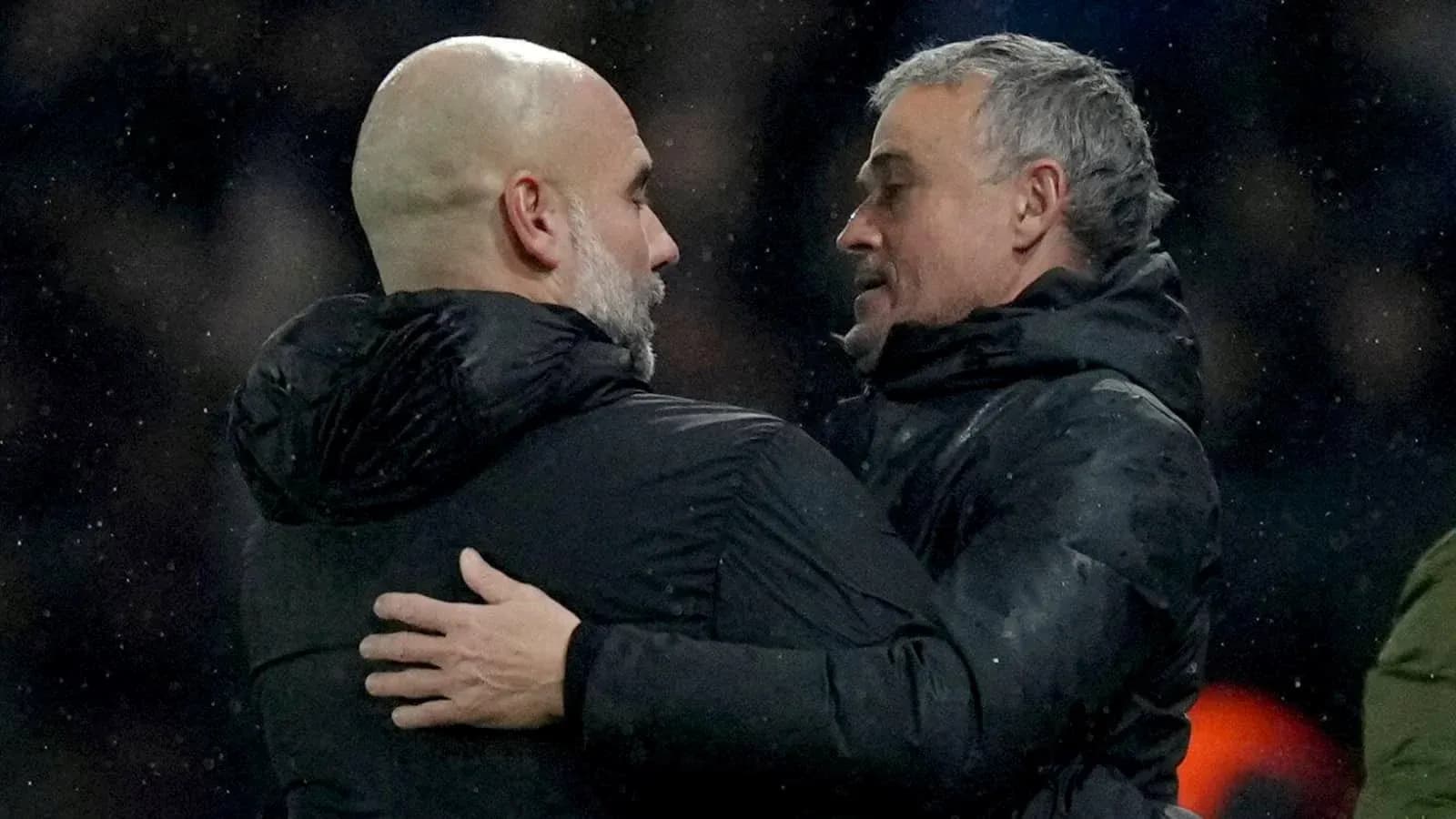 Entrenadores abrazándose tras el partido Entrenadores abrazándose tras el partido