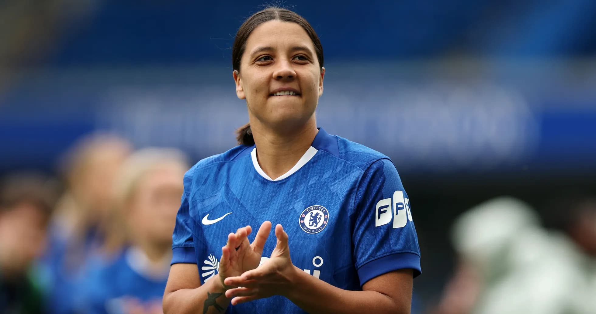 Jugadora del Chelsea aplaudiendo en el campo Jugadora del Chelsea aplaudiendo en el campo