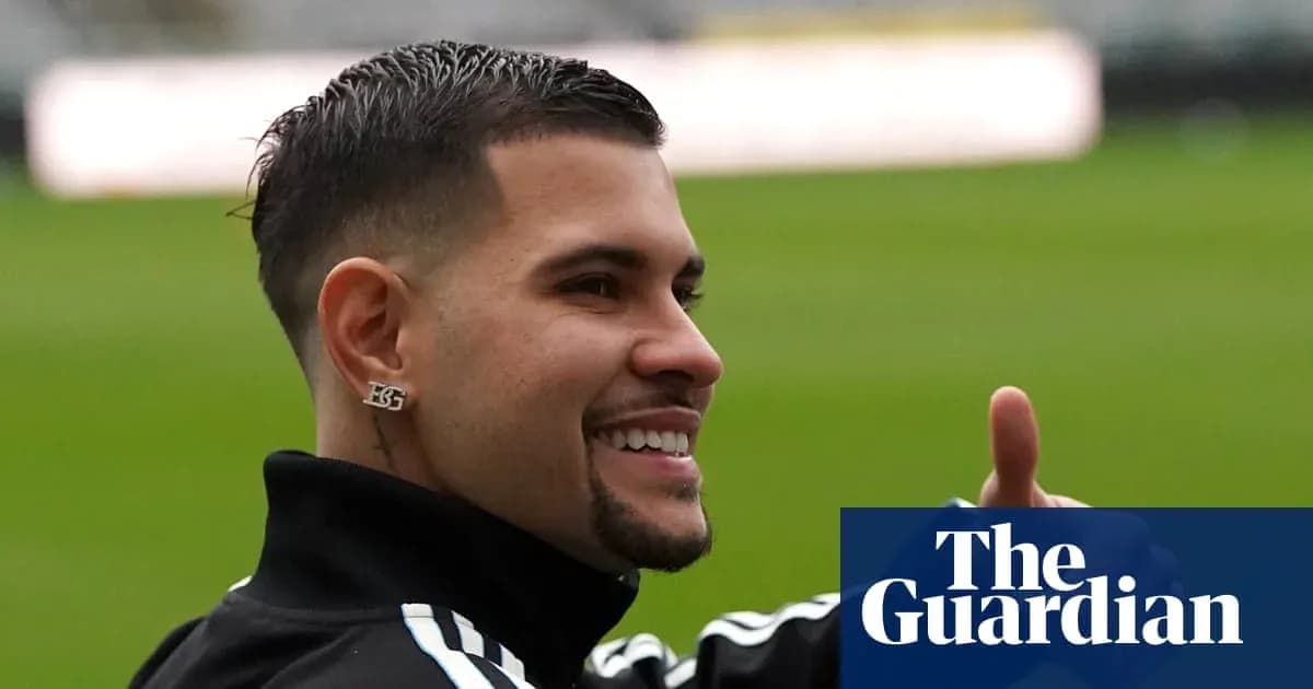 Jugador sonriendo y haciendo un gesto de pulgar arriba Jugador sonriendo y haciendo un gesto de pulgar arriba