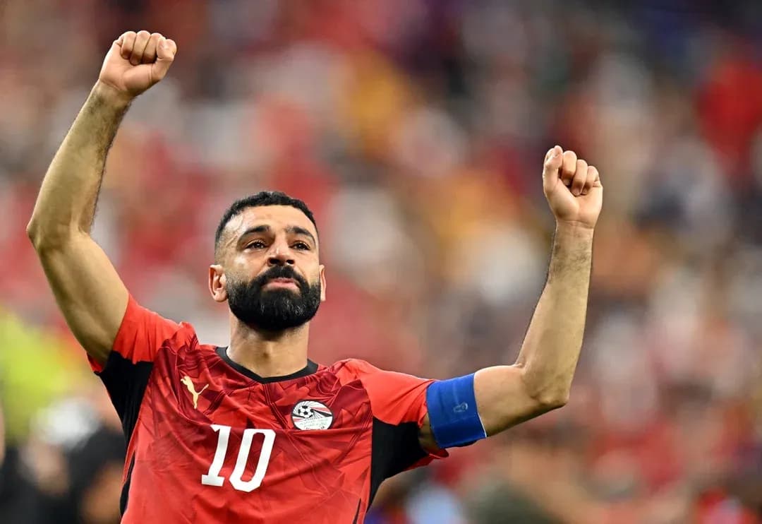 Jugador de Egipto celebrando con el puño en alto Jugador de Egipto celebrando con el puño en alto