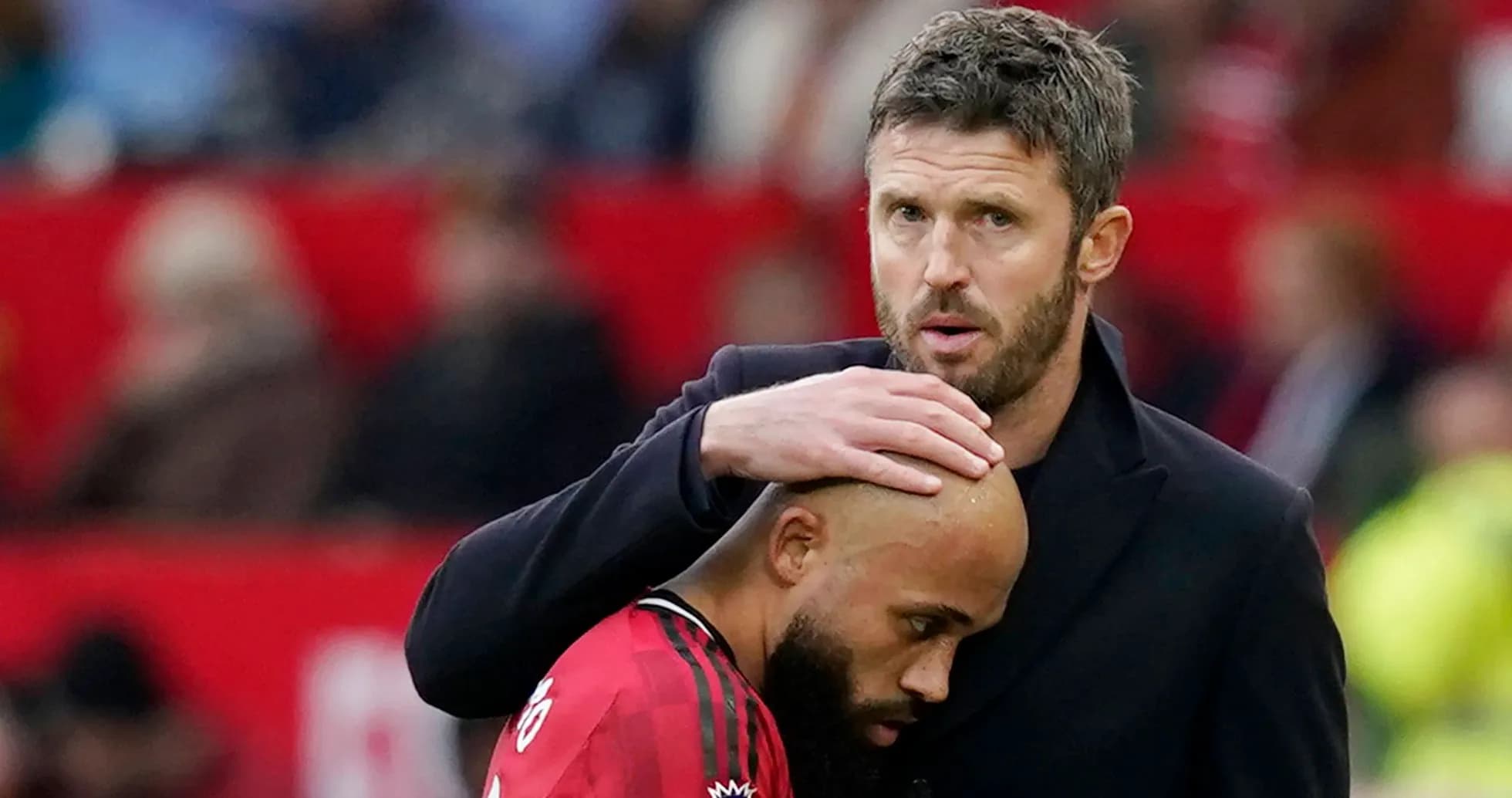 Entrenador consolando a un jugador durante el partido Entrenador consolando a un jugador durante el partido