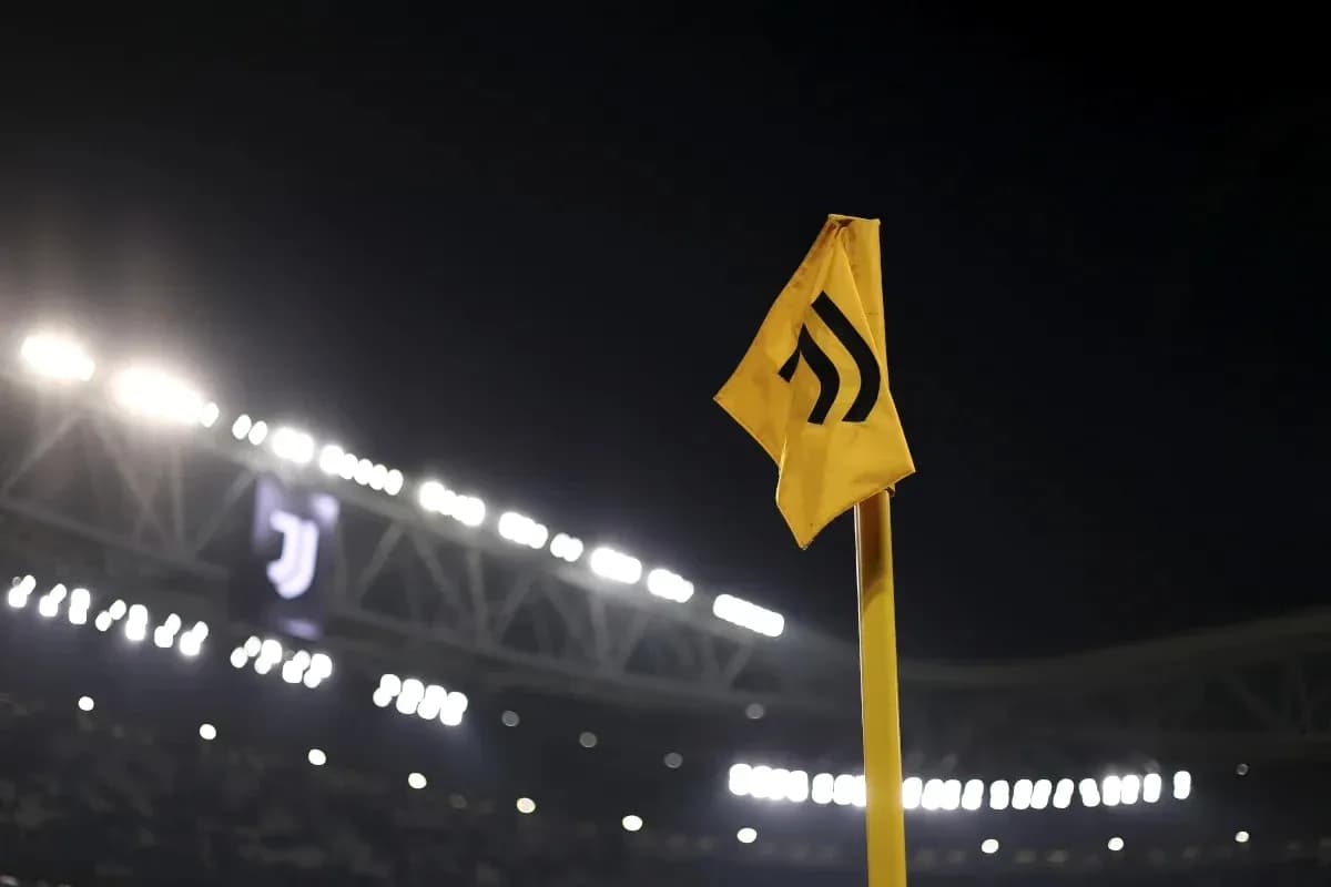 Esquina amarilla con logo de Juventus iluminada Esquina amarilla con logo de Juventus iluminada