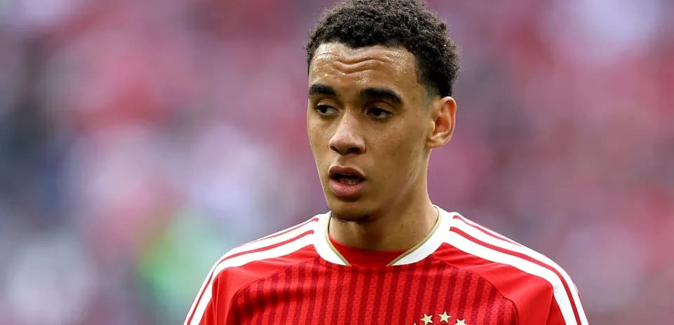 Jugador de Bayern Múnich en uniforme rojo durante partido Jugador de Bayern Múnich en uniforme rojo durante partido