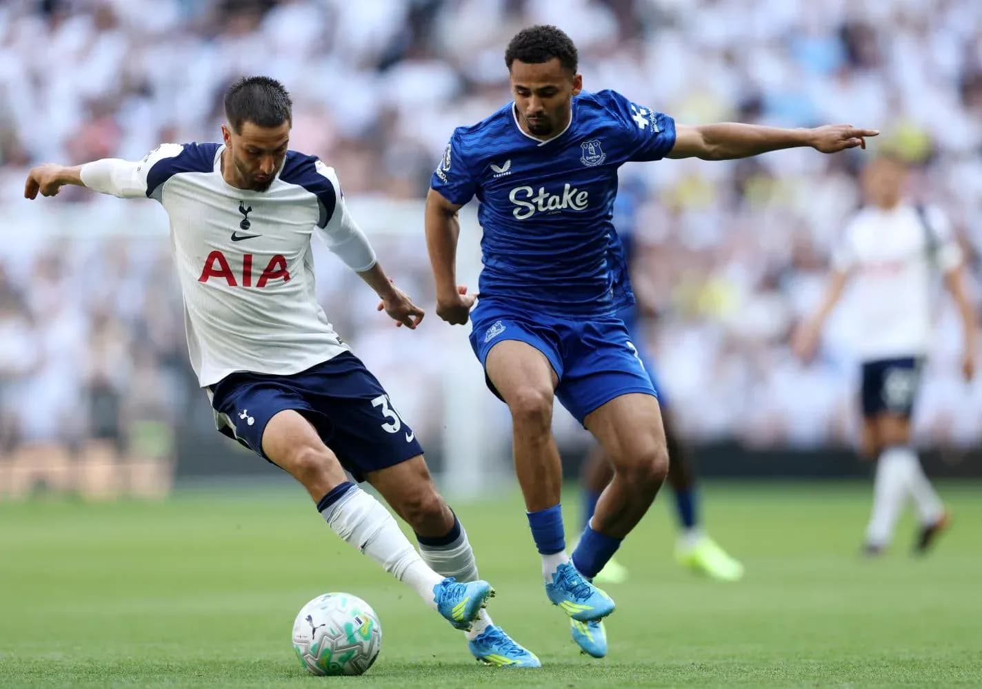 Jugadores de Tottenham y Everton en acción Jugadores de Tottenham y Everton en acción