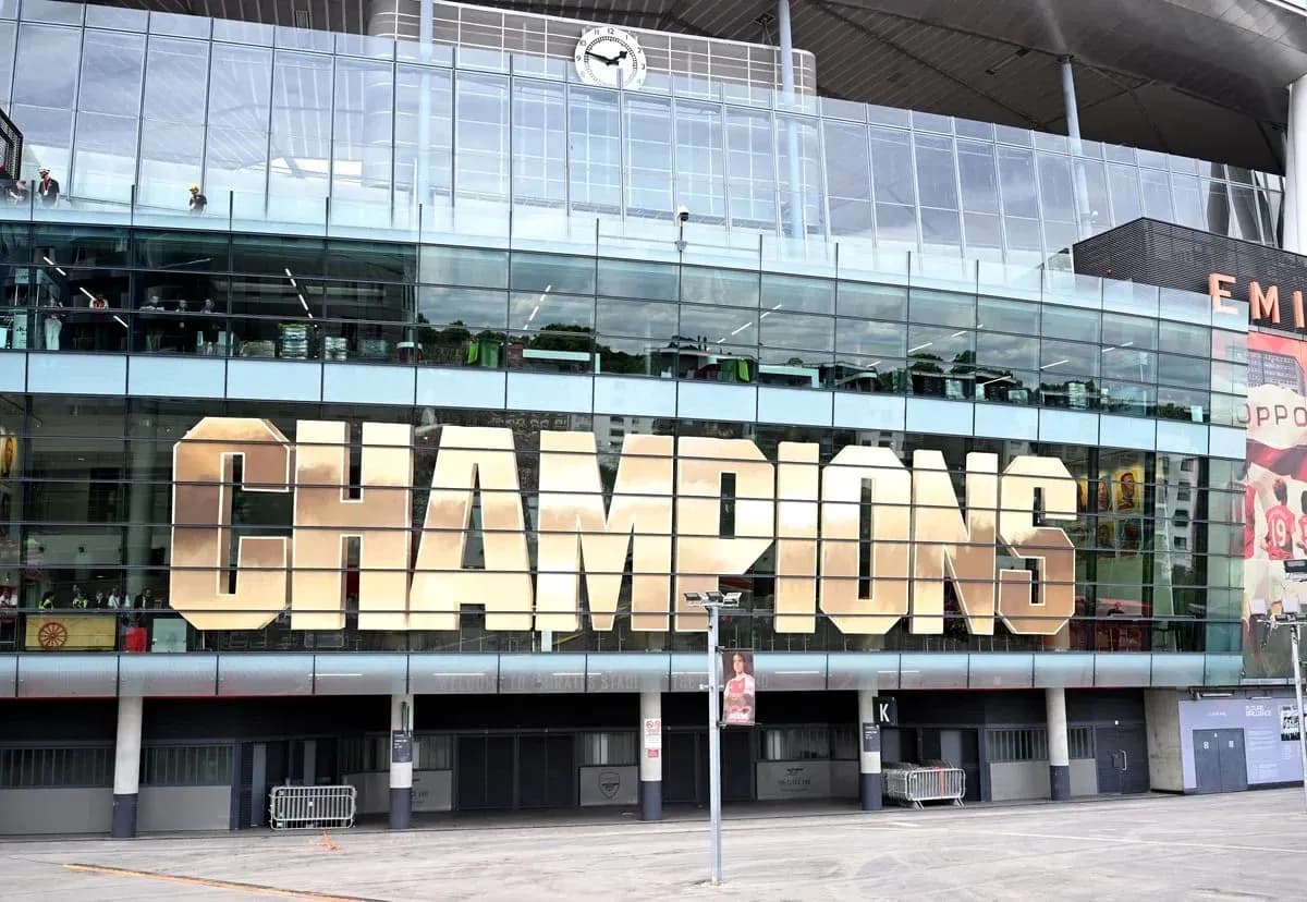 Texto 'CHAMPIONS' en el exterior del estadio Texto 'CHAMPIONS' en el exterior del estadio